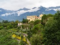 Gartenausblick auf Schloß und Bergkulisse